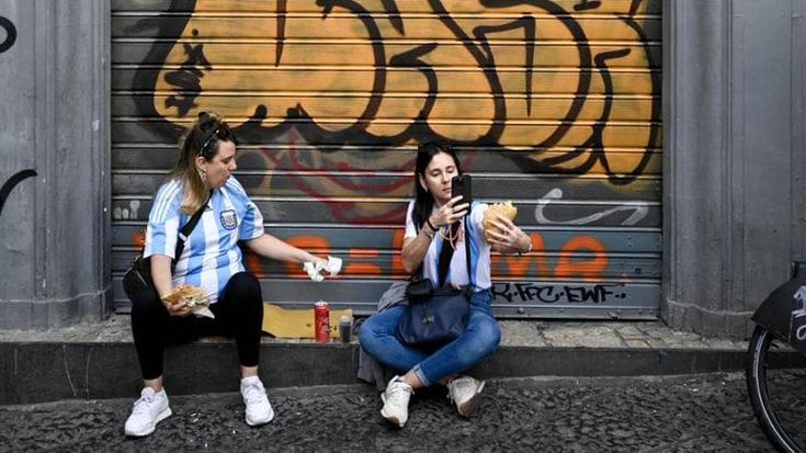 Napoli, turistificazione al centro storico: “Qui viviamo nella follia, banche e poste hanno chiuso: sto pensando di andare via”