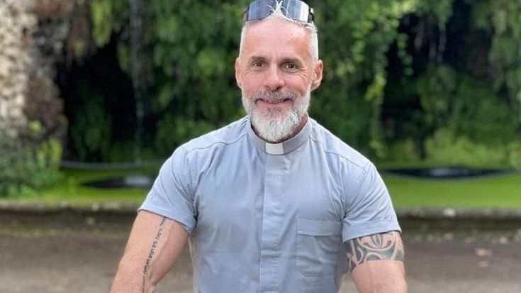 Il prete influencer: “L’angelo con il volto di Meloni? La scelta del restauratore è inopportuna”