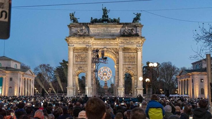 La movida è olimpica intorno al braciere sotto l’Arco della Pace