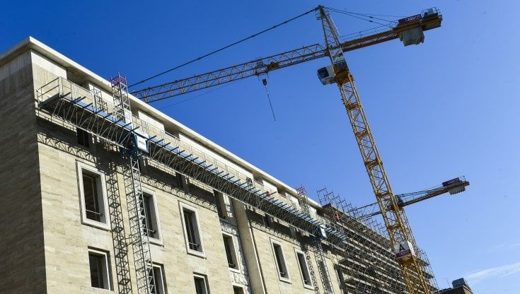 Mutui facili e voglia di cambiare casa spingono l'immobiliare: oltre 700mila transazioni, picco dal 2007. Ma dubbi sulla sostenibilità di questo boom "emotivo" 
