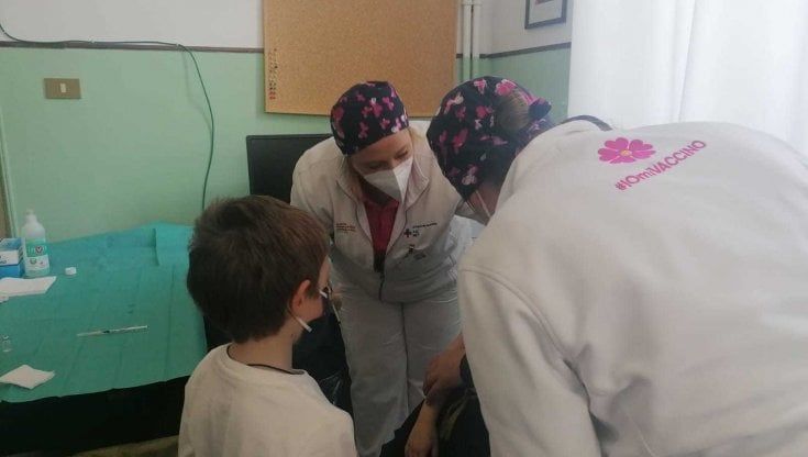 Covid, Marco e Matteo: i primi due bambini del Lazio vaccinati tra i banchi di scuola