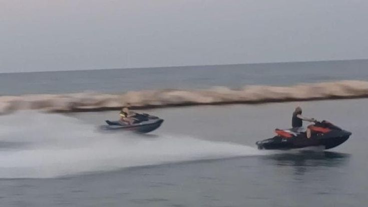 Bari, la folle corsa delle moto d’acqua sul lungomare: in tre sfrecciano tra i frangiflutti