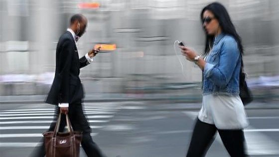 Troppi incidenti: Hawaii multano pedoni che usano smartphone mentre attraversano