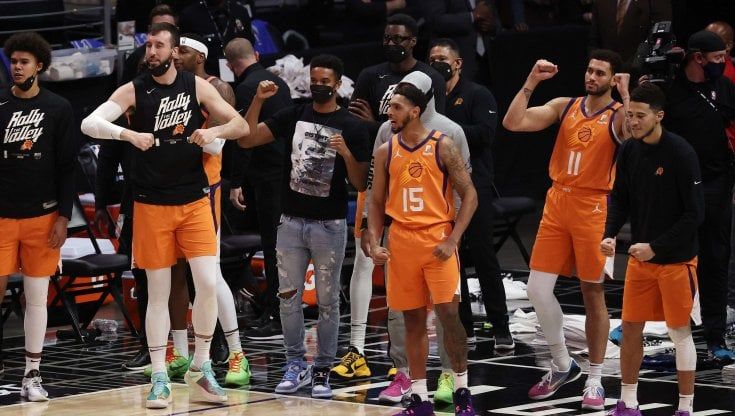 Basket, playoff Nba: Phoenix batte i Clippers e vede le Finals