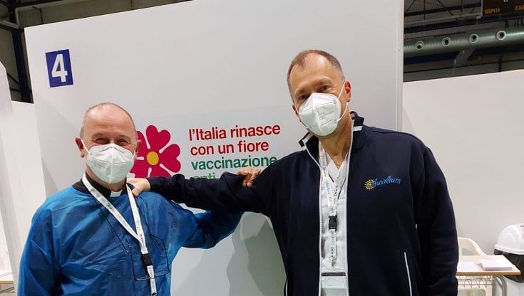 A Vicchio anche il parroco si mette a fare i vaccini