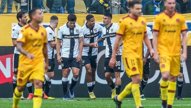 Serie B, la Reggina espugna Venezia e risponde al Frosinone. Bene il Parma, cade il Palermo
