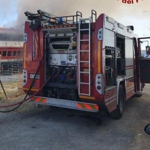 Roma, sterpaglie a fuoco  in via Candoni vicino al campo rom 