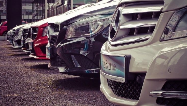 Prova l'auto per acquistarla, minaccia il proprietario con un coltello e si rifiuta di restituirla (e di pagare): denunciato