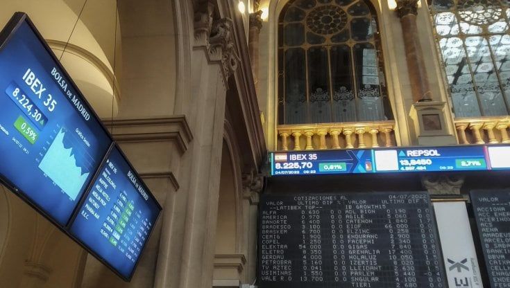 Le Borse di oggi, 5 luglio. Listini in forte calo, Piazza Affari perde il 2,99%. Euro ai minimi da 20 anni
