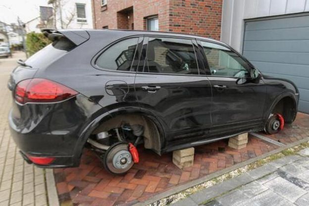 Rubate ruote al suv di Lewandowski. Vendetta di un tifoso deluso