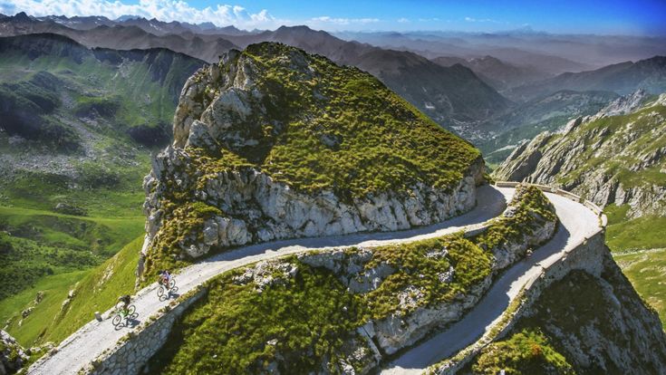 Il successo della Via del Sale, in bici (anche elettrica) dalle Alpi piemontesi al mare della Liguria