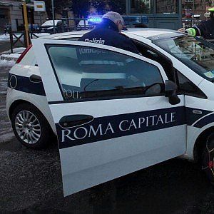 Roma, coppia rubava vecchie auto per fare furti: arrestati 