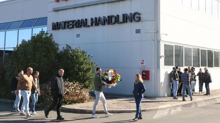 Esplosione Toyota 2 anni dopo, la processione degli operai: lacrime e fiori in ricordo delle vittime