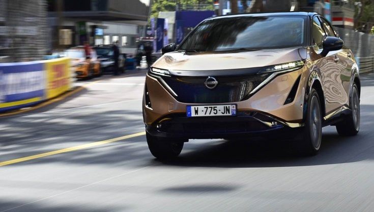 La prima volta di Ariya, il crossover elettrico Nissan sul circuito di Monaco