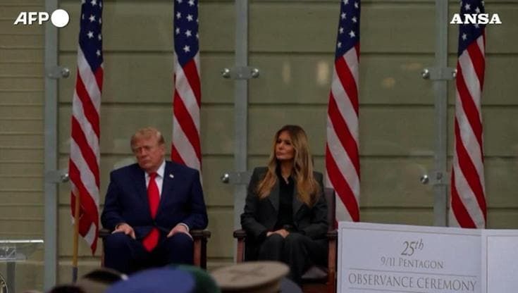 Washington, Trump sembra addormentarsi durante la cerimonia per l'11 Settembre