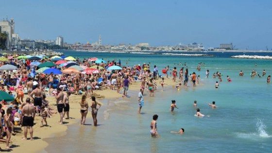 Bari, apertura anticipata per le spiagge: "Già da maggio litorale pulito e accessibile"