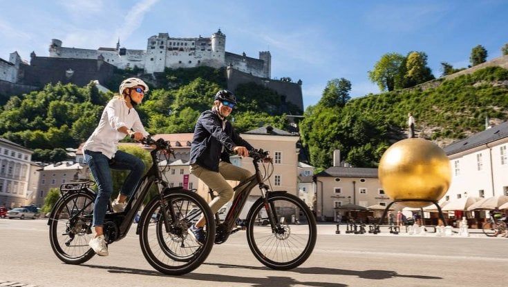Oltre due milioni di bici e boom di e-bike: ecco come si spostano gli italiani