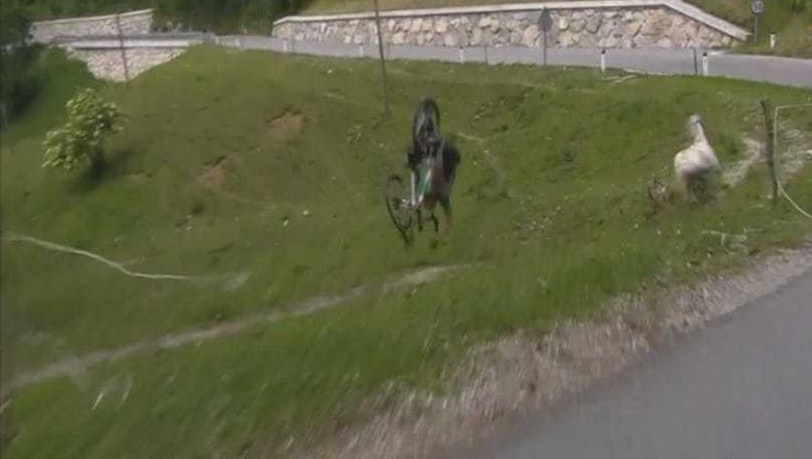 Ciclismo, Filippo Zana precipita in una scarpata: paura al Giro di Slovenia