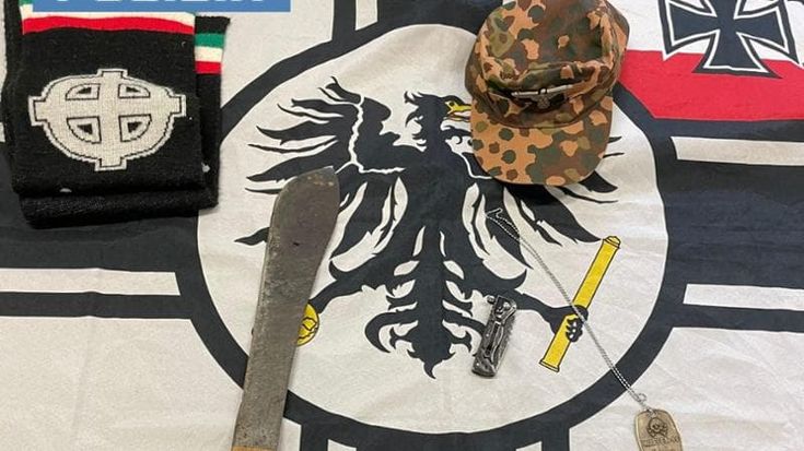 Propaganda neonazista, perquisiti 10 minori: l’odio nelle chat e le rapine gridando “i fascisti sono tornati”