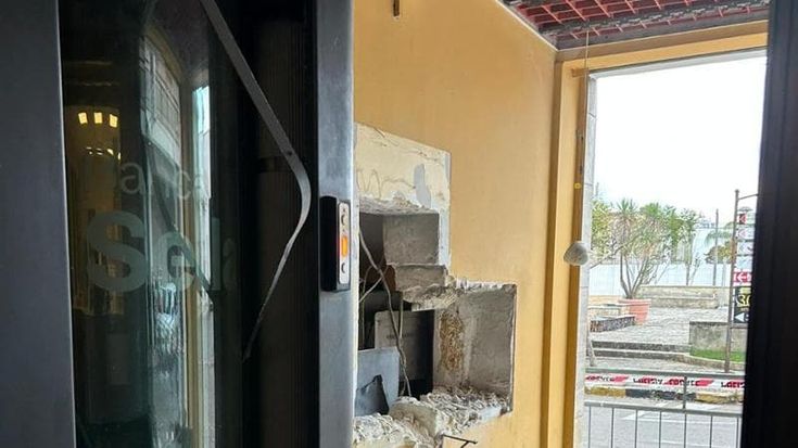 Esplode ennesimo bancomat in Puglia: “Sfiorata la strage, a pochi metri c’è distributore di benzina”