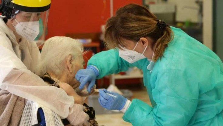 Piemonte, la Regione convoca gli over 60 non ancora vaccinati: sfida al Garante della privacy