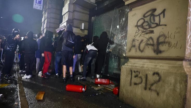 Scontri, gli organizzatori di “Bologna in piazza” si dissociano: “Ma la polizia era assente”