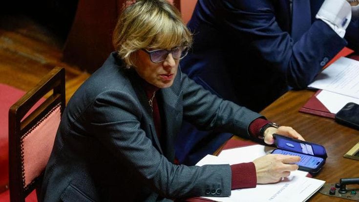 Ddl stupri, Bongiorno cambia il testo: via “consenso”, sanzioni ridotte. Opposizioni: una forzatura