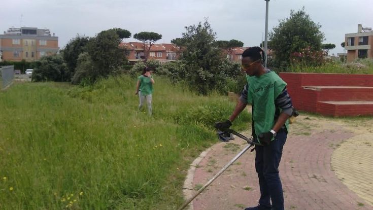Viaggio nei quartieri. Acilia, ramazza e calcetto: "Ciao", l’onlus melting pot 