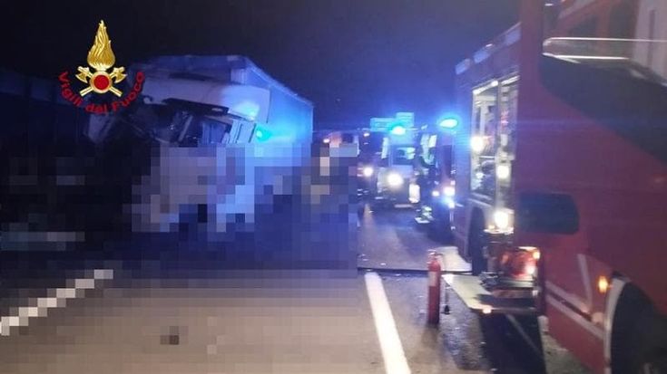 Scontro tra mezzi pesanti sull’A1, muore un 64enne
