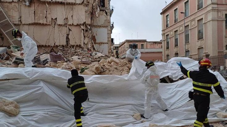 Crollo a Bari, teli sulle macerie per non far disperdere polveri. Analisi dei resti in laboratorio
