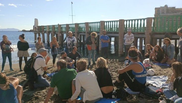 Mare, riaperto il cancello della spiaggia "Baia Donn'Anna" a Posillipo