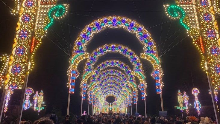 Natale e i Grinch dei social: dalle luminarie "salentine" di Varese all'albero di luci a Como le bocciature nelle città in festa