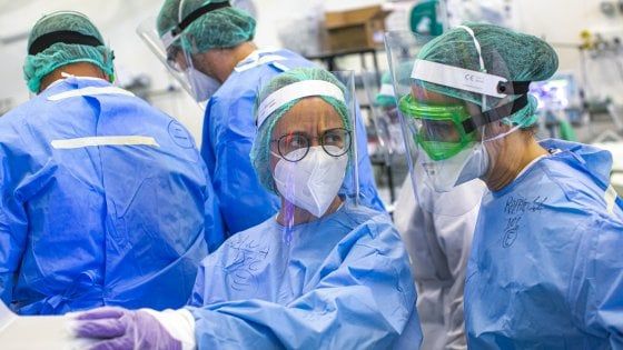 Coronavirus in Lombardia, diminuiscono ancora i decessi. Con oltre 20mila tamponi raddoppiano in un giorno in contagi
