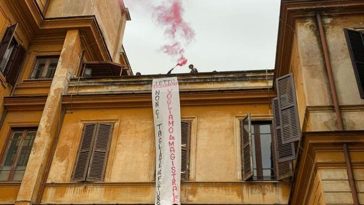 Sapienza, occupato il tetto di Villa Mirafiori. “No ai tagli, vogliamo la magistrale”