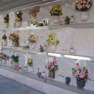 Brindisi, rissa al cimitero per l'eredità di una parente morta a 103 anni: 5 denunciati