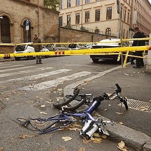 Roma, muore ciclista investito da pullman in centro