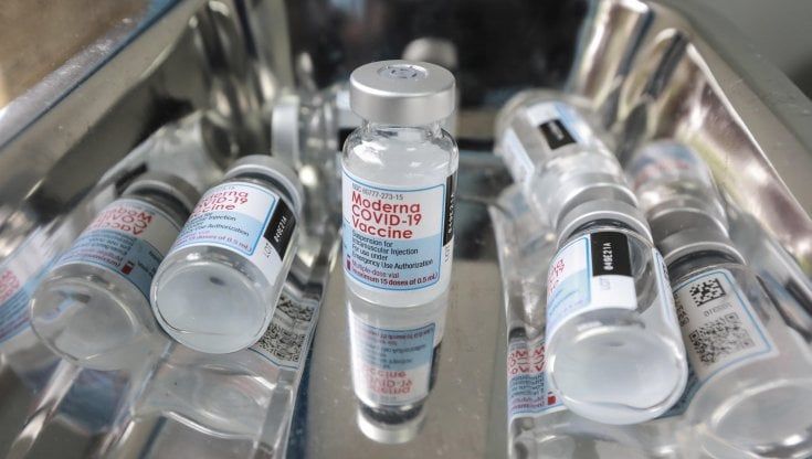 Covid, il pasticcio delle farmacie: sui vaccini ancora un rinvio. "Forse utili per la terza dose"