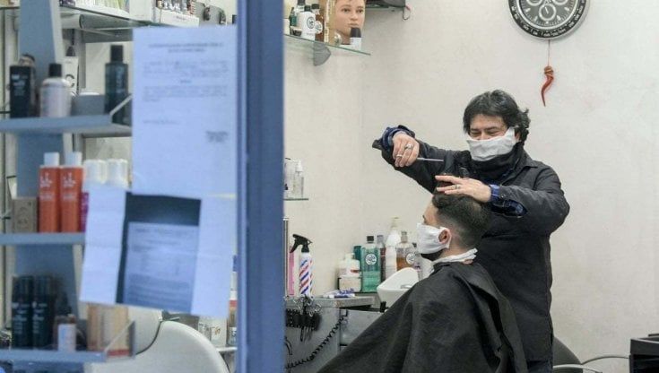 Campania in zona arancione, cosa si può fare: dalla riapertura dei parrucchieri a scuole e spostamenti