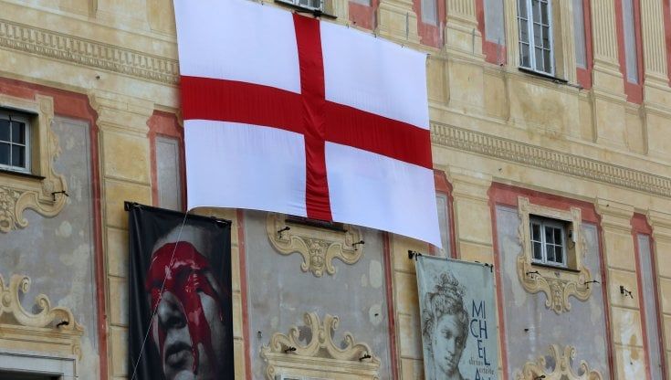 La bandiera di San Giorgio in piazza De Ferrari a Genova