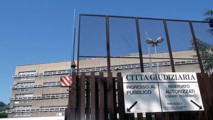 Ricattavano commercianti con ispezioni continue e abusi inesistenti: arrestati un vigile e due dipendenti dell'Ufficio Edilizio