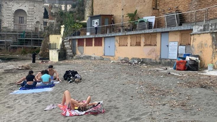 Lidi pubblici off limits a Napoli, si mobilitano i comitati: “Subito un esposto”