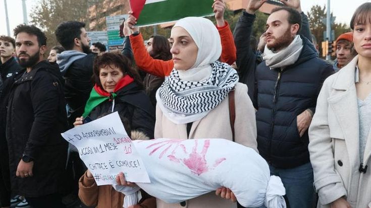 “Pace per la Palestina”: tremila sfilano in corteo a Bologna. Slogan contro Israele | Foto
