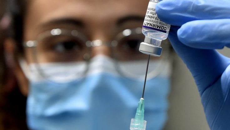 Vaccini anti-Covid, Aifa dà ok a terza dose: si farà dopo almeno 28 giorni dalla seconda per i fragili, sei mesi per gli altri