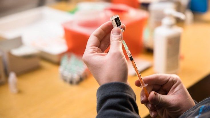 Vaccina la moglie con una fiala destinata ai sanitari: infermiere di Voghera sottoposto a procedimento disciplinare