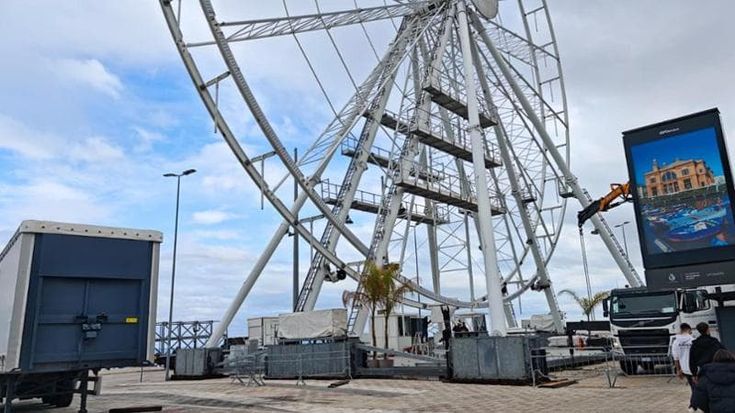 Bari, Natale senza la ruota panoramica: operai al lavoro per smontarla. È sul lungomare da un anno