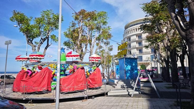 San Nicola, stop alle giostre in piazza Diaz: “Pericolo e danni”. Poi il via libera e la riapertura