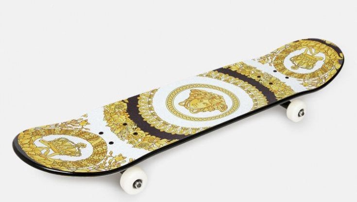 Lo skateboard griffato