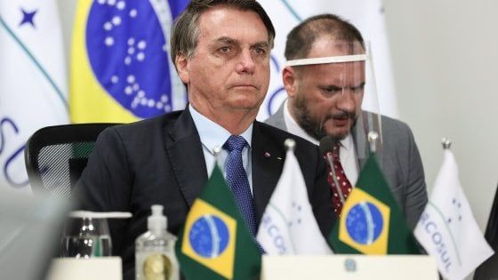Bolsonaro ammette: "Ho i sintomi del Covid". Il presidente brasiliano attende l'esito del test
