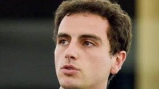 Laurea sparita, l'eurodeputato M5s Valli si autosospende 