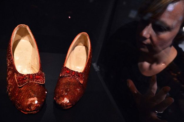 Raggiunti 300.000 dollari con il crowdfunding per restaurare le scarpette rosse di Dorothy